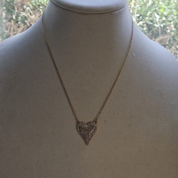 NWT Gold tone Heart Pendant Necklace. - Picture 3 of 7